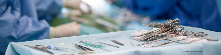 Ein Tisch mit medizinischen Instrumenten bei einer Operation im Bauchraum durch Viszeralchirurgen.