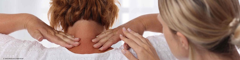 Fachärztin für Arbeitsmedizin untersucht Angestellte mit Nackenschmerzen.