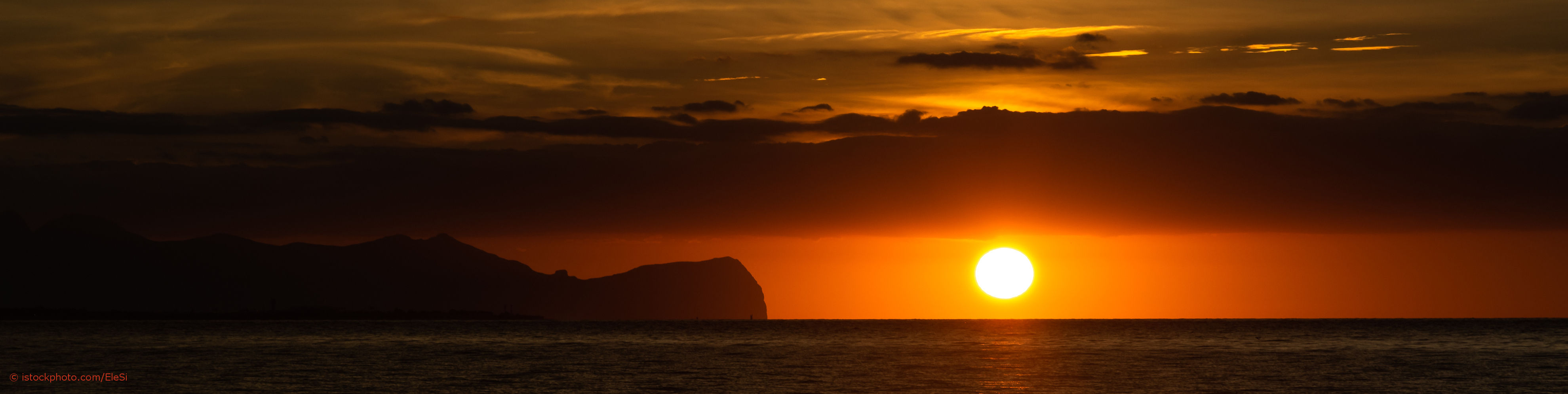 Entspannung für die Seele kann auch ein Sonnenuntergang am Strand auf Sizilien sein.