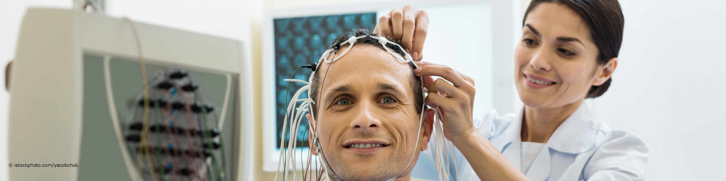 Auf DocInsider registrierte Ärztin legt Mann die Elektroden für das EEG an